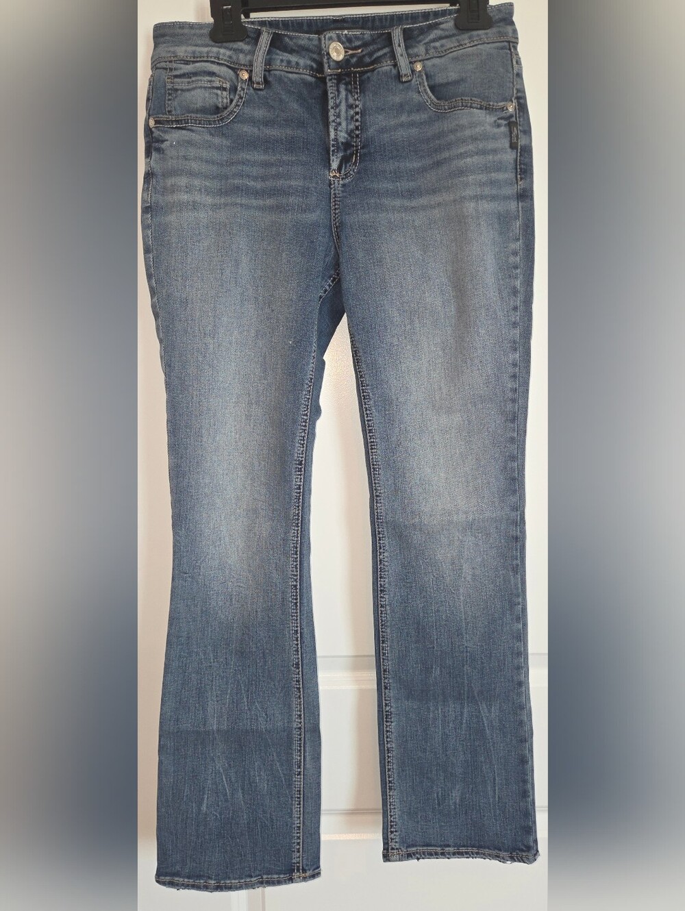 Silver Jeans Co Mid Rise Bootcut Jeans Medium Wash Signature Scroll Back Pocket